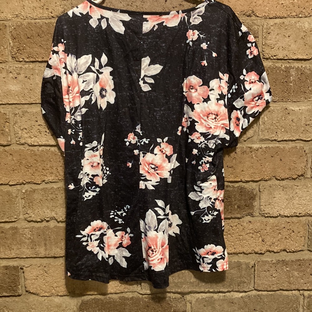 Crisscross floral tee - Picture 3 of 3